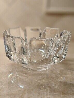Orrefors Sweden Lars Hellsten Signed 8-Petal Corona Bowl 7.25" 4384/13